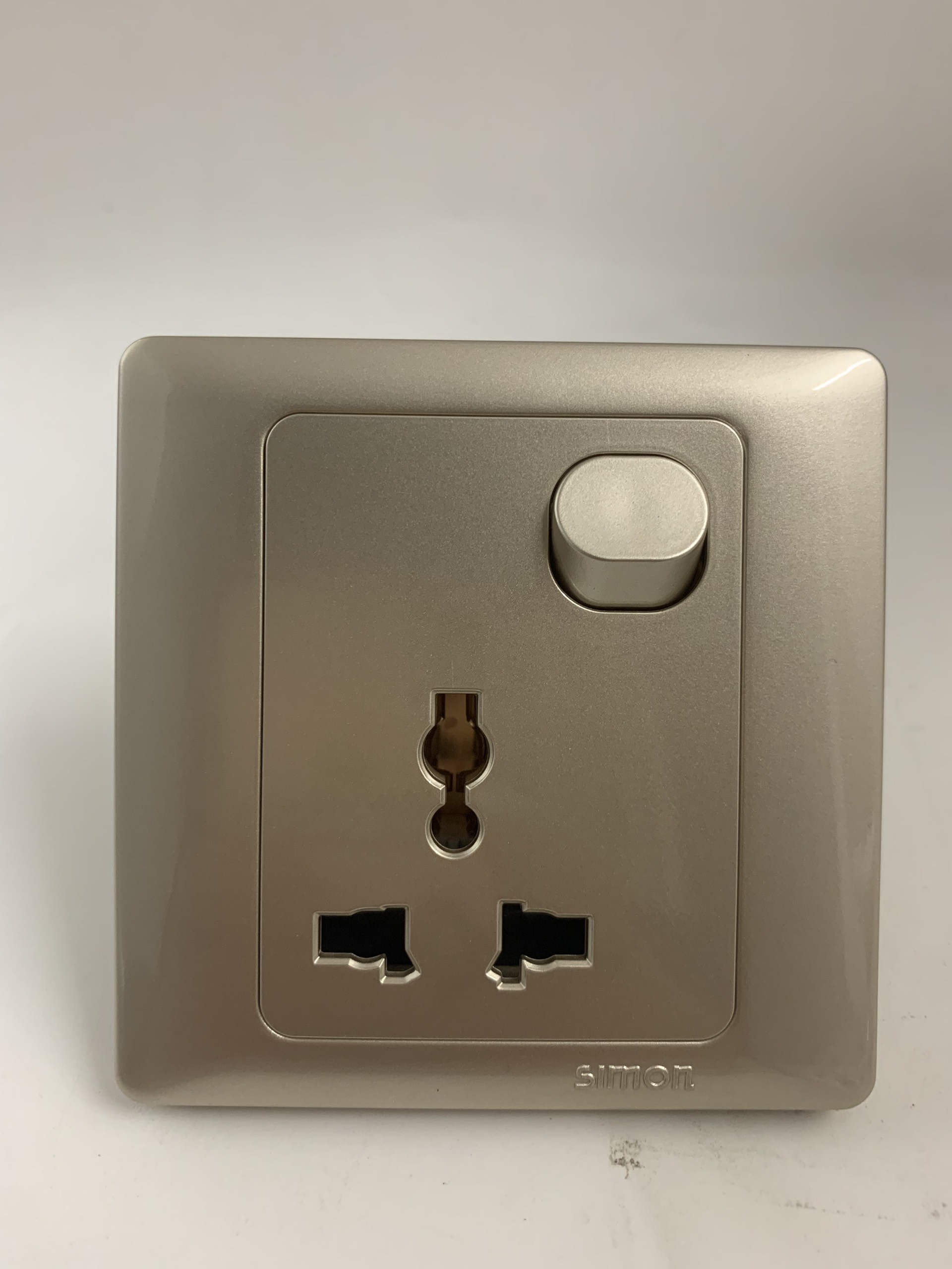 Ổ cắm 3 chấu đa tiêu chuẩn vuông kèm công tắc màu sâm banh Simon 51089BC