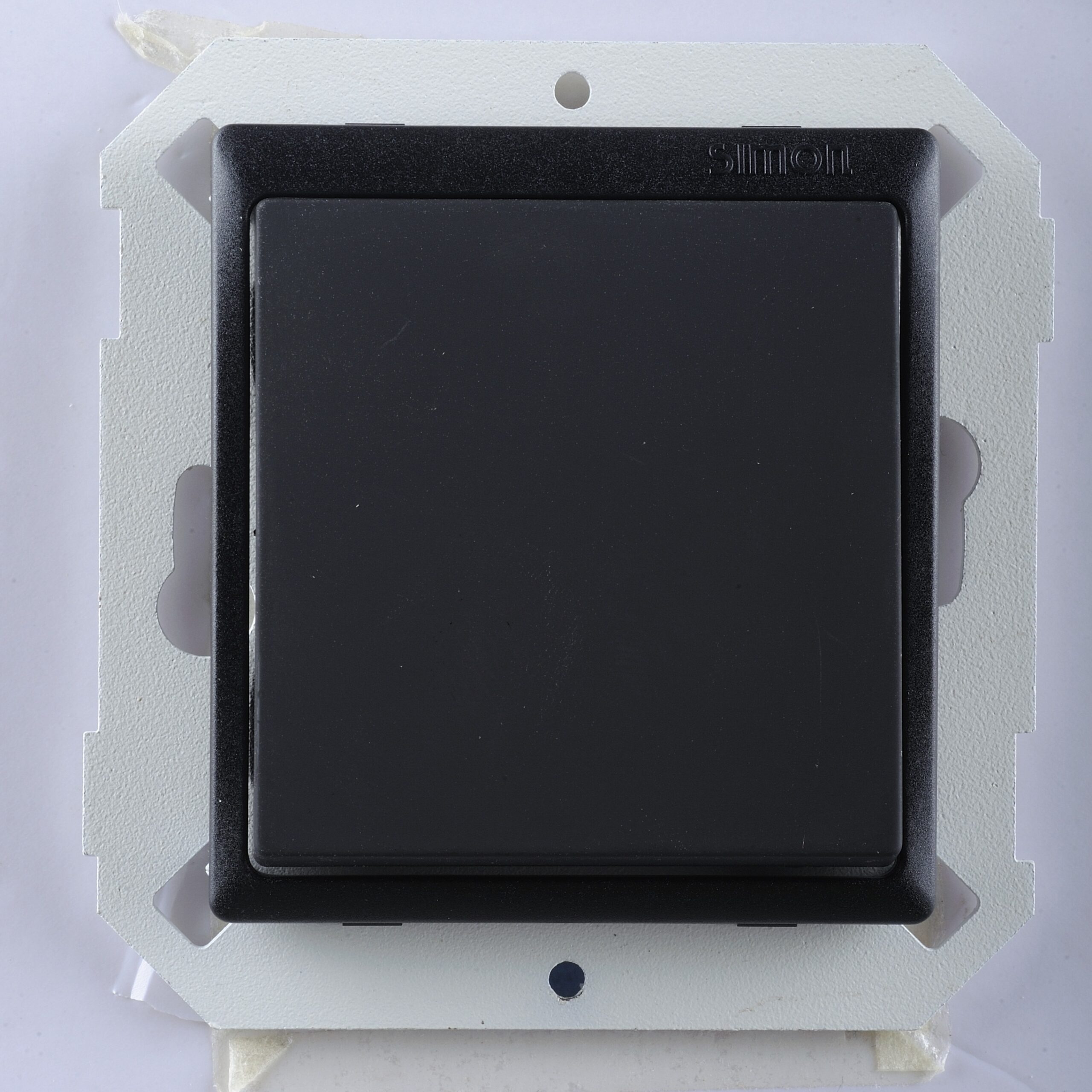 Module Công tắc đơn màu đen 1 chiều 16A lắp đế vuông Simon V8 80101-26