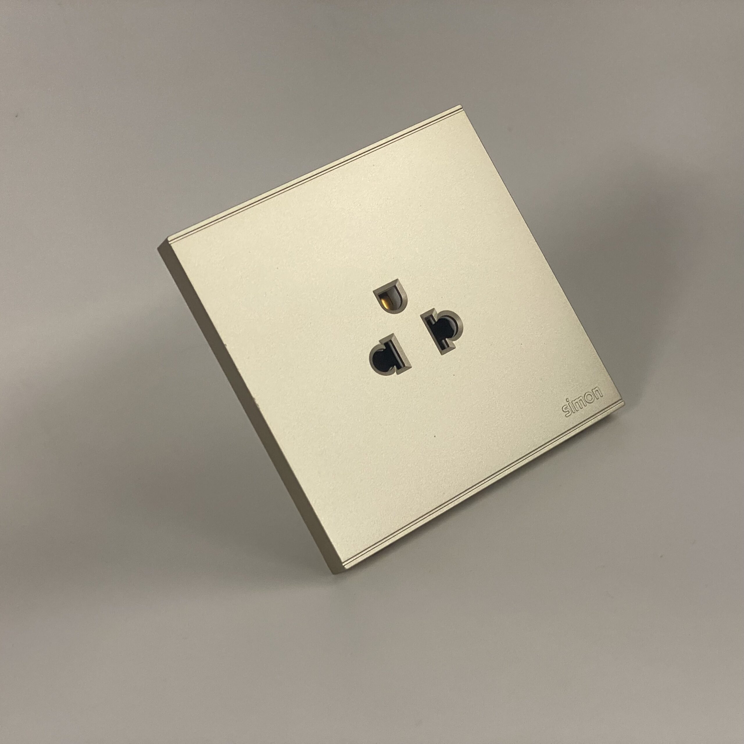 Module Ổ cắm đơn 3 chấu chuẩn Âu Mỹ 16A màu champagne Simon E6 721087-46