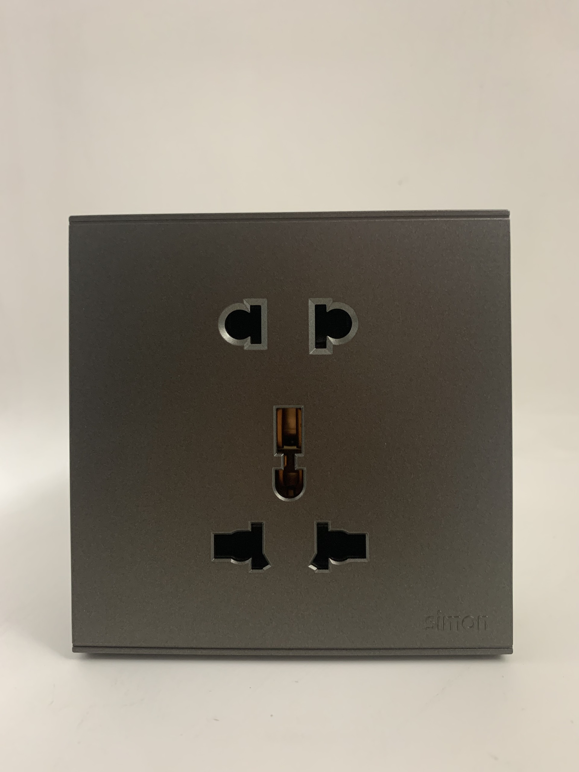 Ổ cắm 3 chấu đa tiêu chuẩn và ổ cắm 2 chấu màu ghi xám Simon E6 721080-61