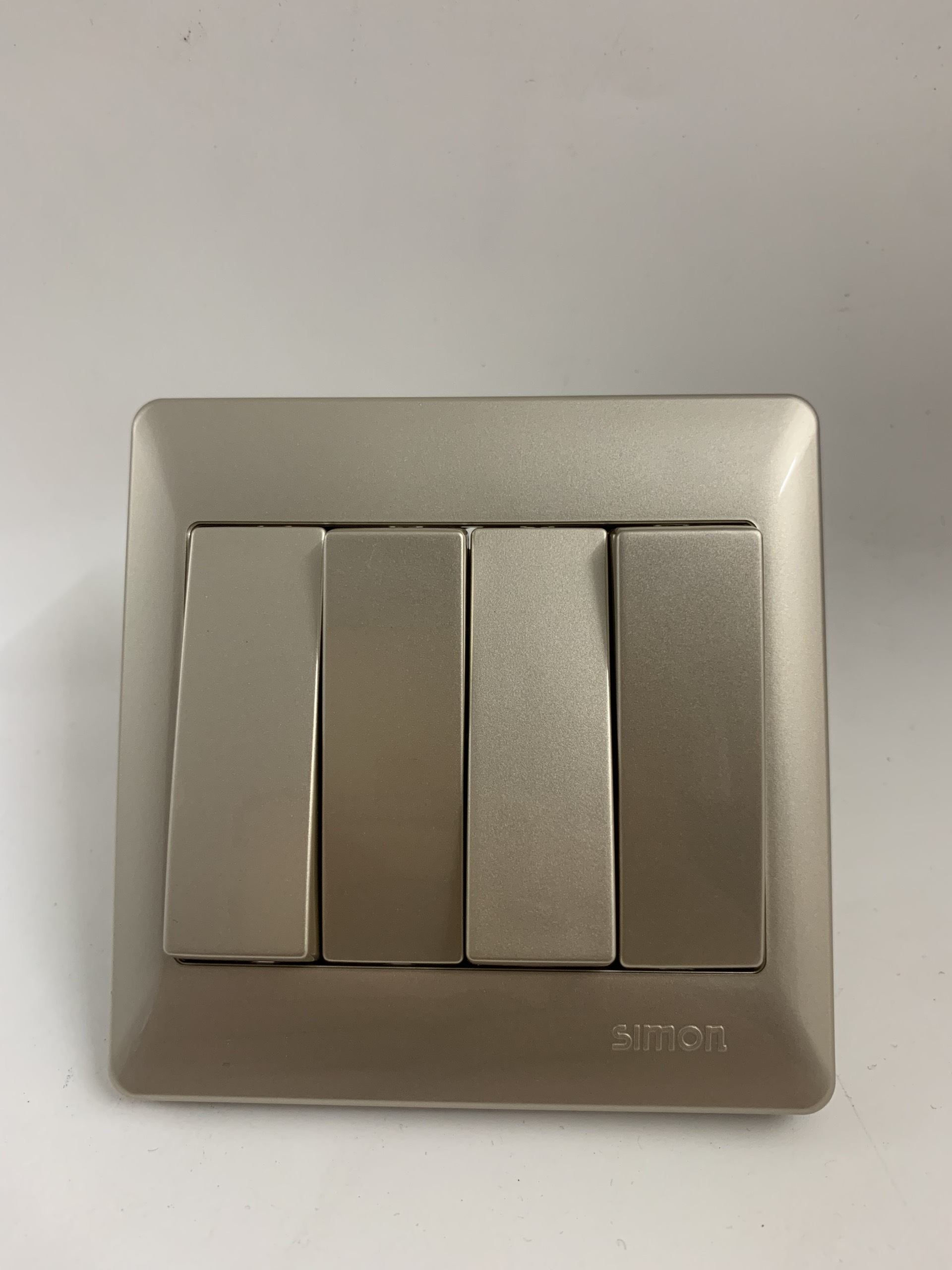 Bộ công tắc bốn hai chiều chuẩn vuông màu sâm banh Simon Series 50 51042BC