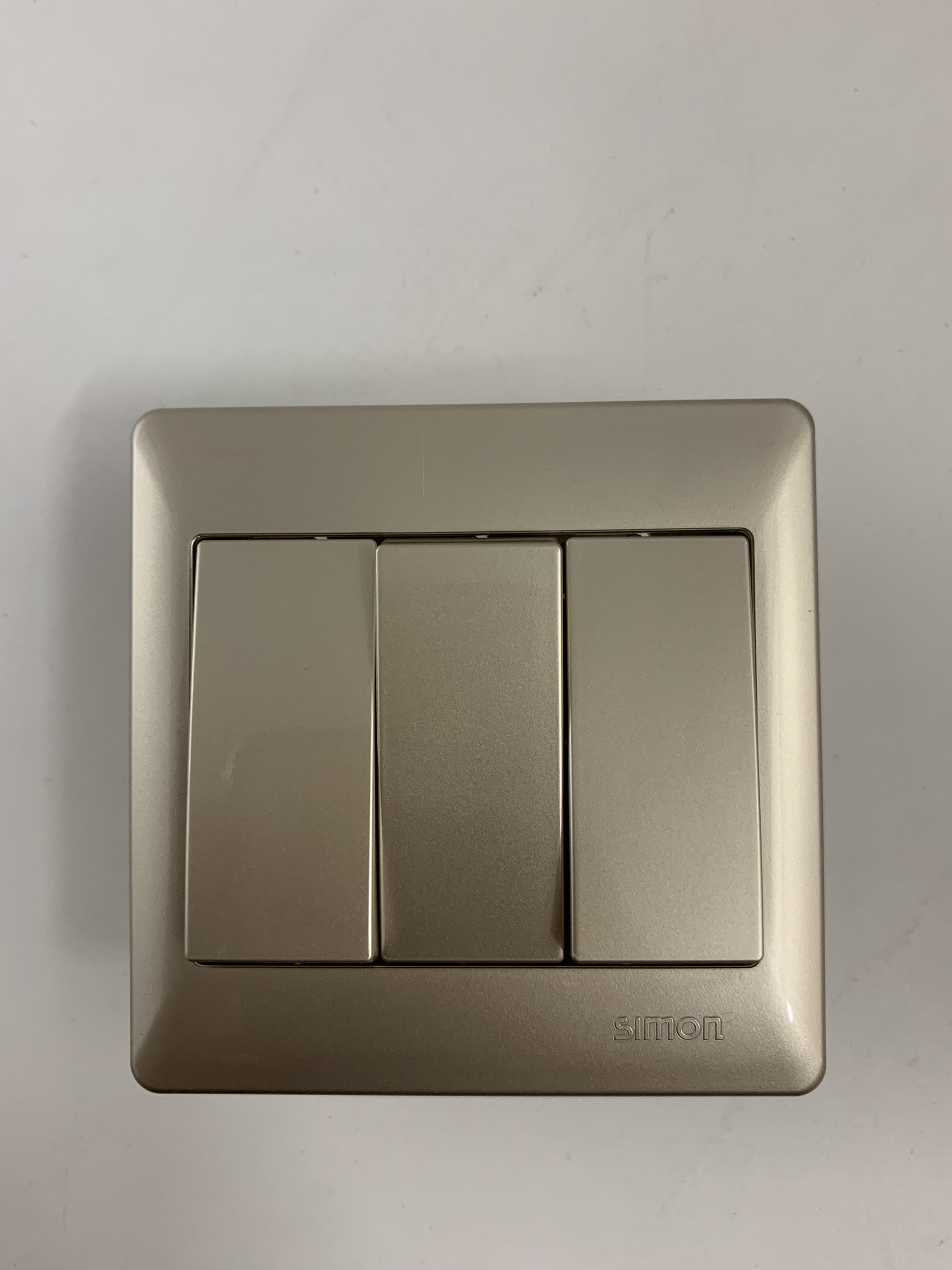 Bộ công tắc ba chuẩn vuông một chiều màu Sâm Banh Simon Series 50 51031BC
