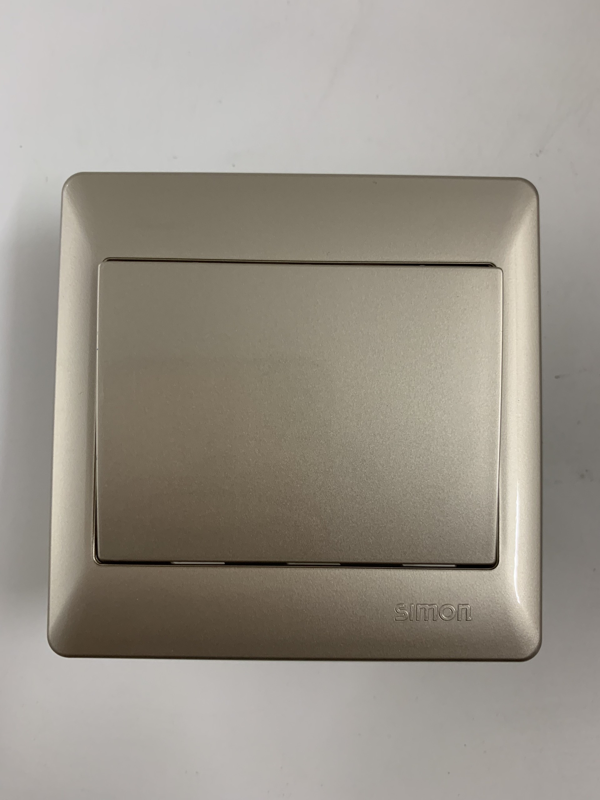 Bộ công tắc đơn 1 chiều chuẩn vuông màu Sâm banh Simon 50 51011BC