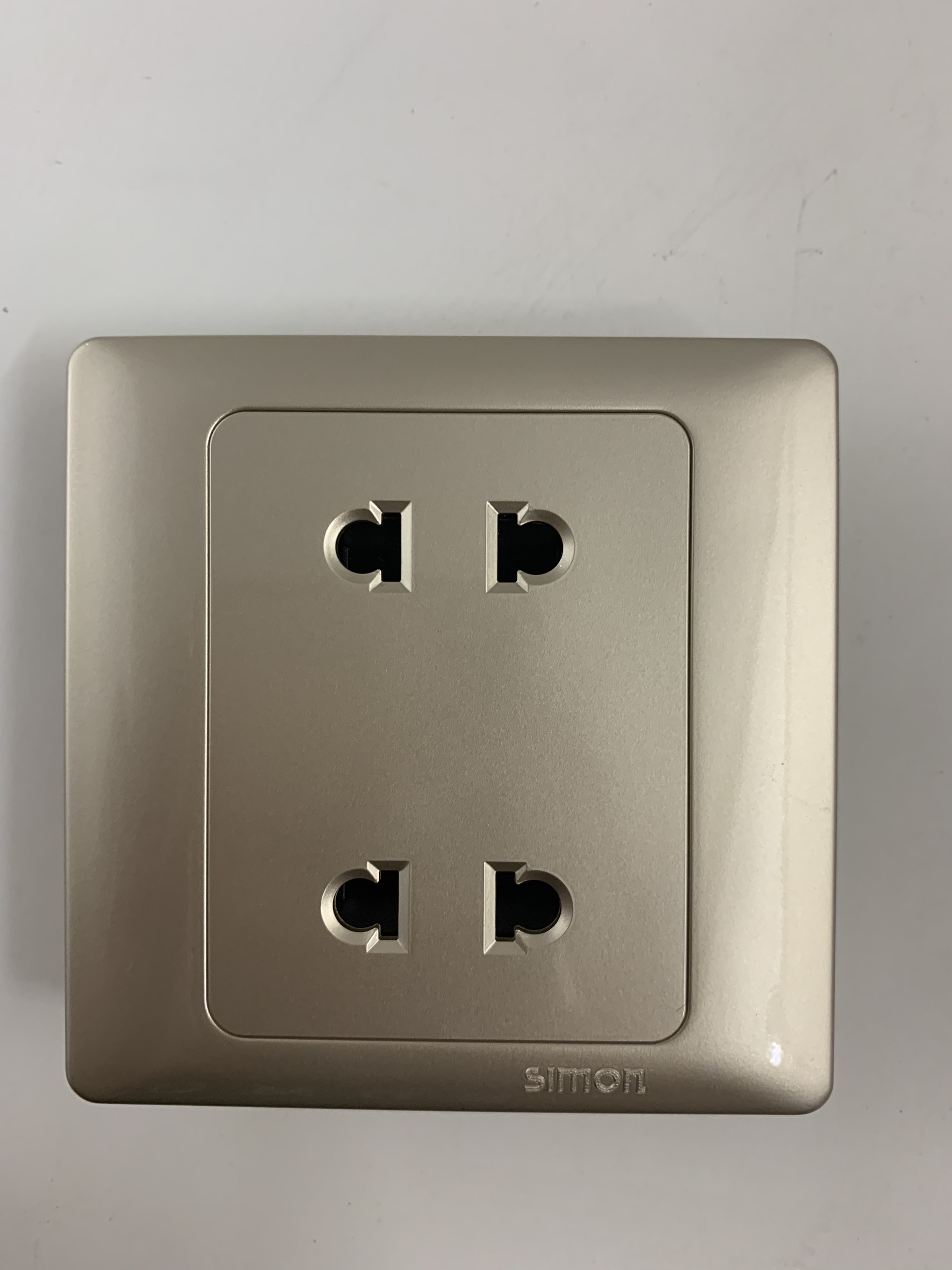 Ổ cắm đôi 2 chấu vuông dùng cho chấu tròn và dẹt màu trắng Simon 50 51072BC